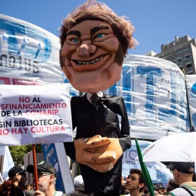Marionete do presidente da Argentina, Javier Milei, durante protesto contra o governo em Buenos Aires