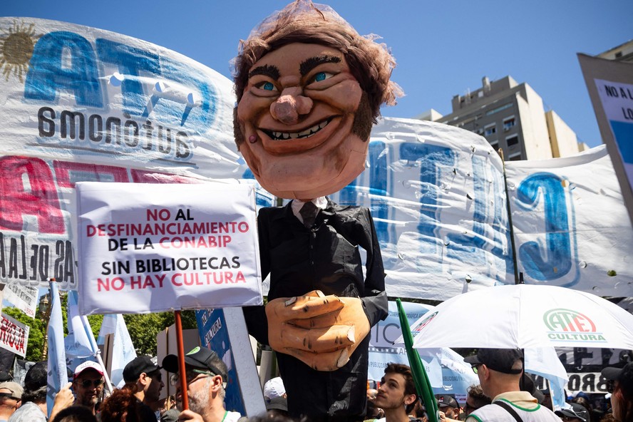Marionete do presidente da Argentina, Javier Milei, durante protesto contra o governo em Buenos Aires