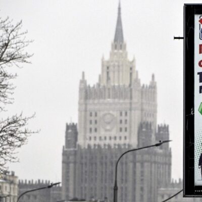 Publicidade promovendo as eleições de março nas ruas de Moscou, com o prédio do Ministério das Relações Exteriores ao fundo
