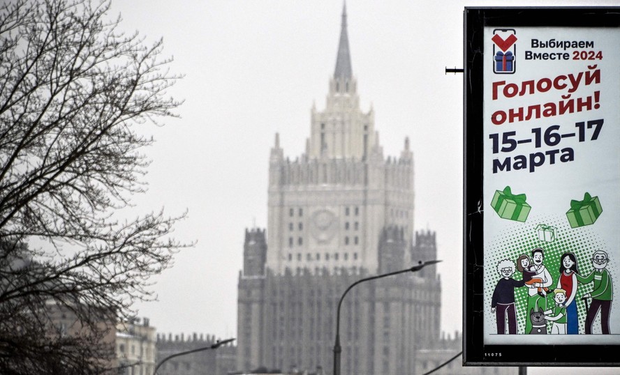 Publicidade promovendo as eleições de março nas ruas de Moscou, com o prédio do Ministério das Relações Exteriores ao fundo