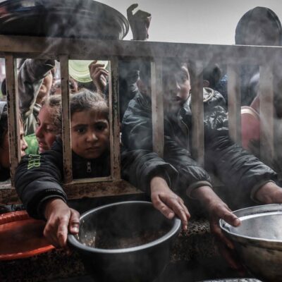 Gaza. Conflito Oriente Médio. Bombardeio e fila para comida