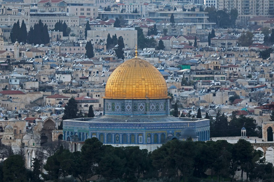 Esta fotografia tirada do Monte das Oliveiras mostra uma vista do complexo da mesquita Al-Aqsa e da sua Cúpula da Rocha na Cidade Velha de Jerusalém