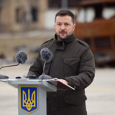 O presidente da Ucrânia, Volodymyr Zelensky, discursa em Kiev durante ato para marcar o segundo aniversário da guerra contra a Rússia