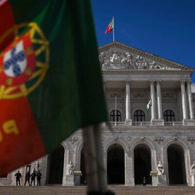 Bandeira de Portugal em frente ao Parlamento