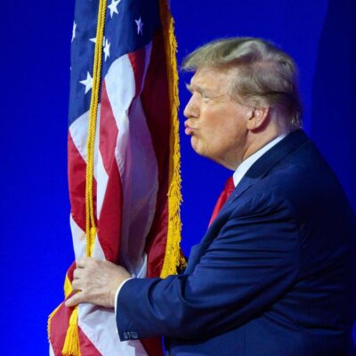 Trump beija a bandeira dos EUA durante reunião anual da Conferência de Ação Política Conservadora  em National Harbor, Maryland