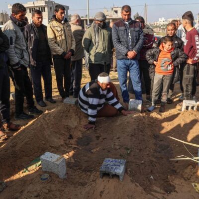 Palestinos enterram seus mortos após ataques aéreos israelenses durante a noite, em um cemitério no leste de Khan Yunis, no sul da Faixa de Gaza