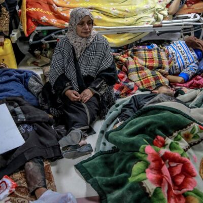 Mulher se senta entre outros palestinos no Hospital Al-Shifa na Cidade de Gaza após serem feridos em entrega caótica de ajuda humanitária em meio a disparos de Israel, debandadas e atropelamentos