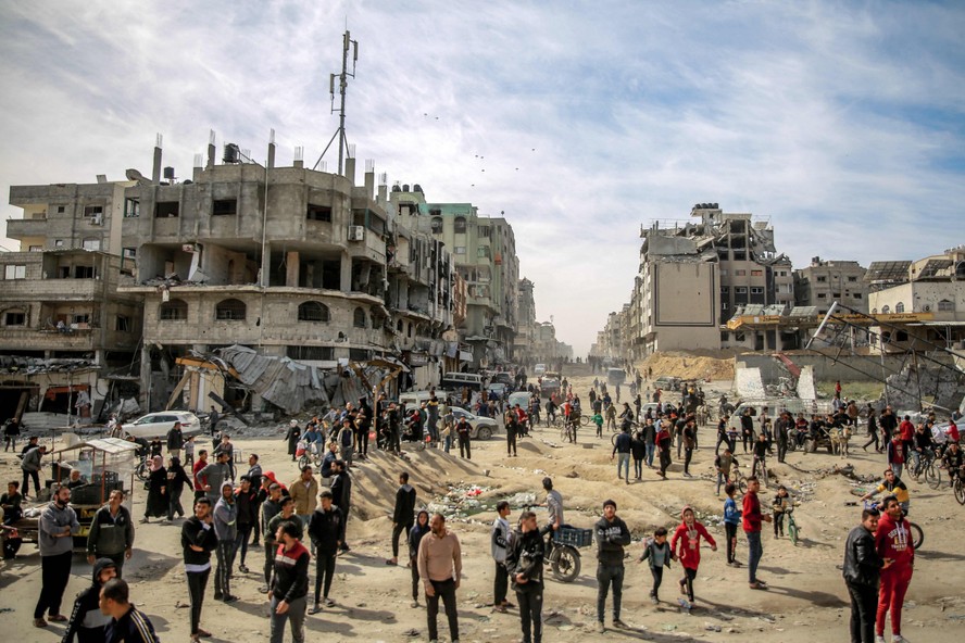 Palestinos se reúnem em ruas da Faixa de Gaza à espera de envios aéreos de ajuda humanitária