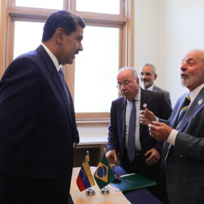 Presidente do Brasil, Luiz Inácio Lula da Silva (D) e da Venezuela, Nicolás Maduro, antes de reunião da Celac, em São Vicente e Granadina
