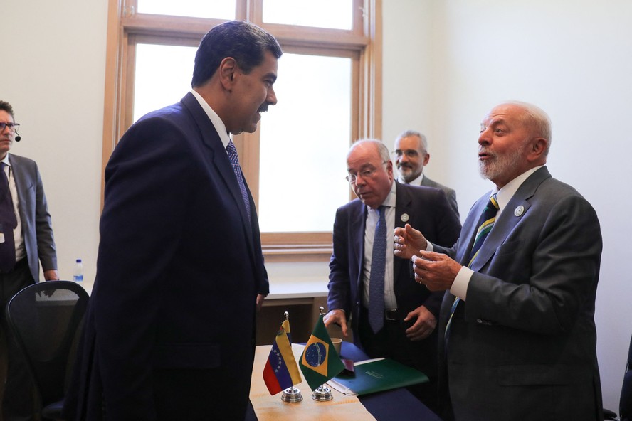 Presidente do Brasil, Luiz Inácio Lula da Silva (D) e da Venezuela, Nicolás Maduro, antes de reunião da Celac, em São Vicente e Granadina