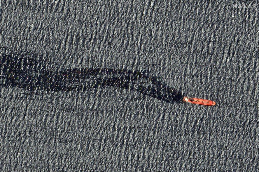 Foto de satélite divulgada pela Maxar Technologies em 1º de março mostra cargueiro Rubymar, danificado em um ataque de míssil em 19 de fevereiro em um ataque houthi, no Mar Vermelho; embarcação afundou no sábado 2 de março