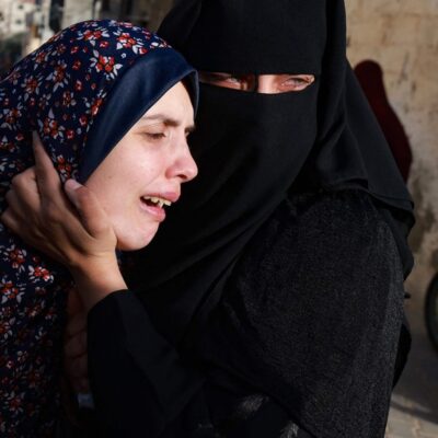 Raina Abu Anza, mãe palestina que perdeu seus dois bebês gêmeos em um bombardeio em Gaza