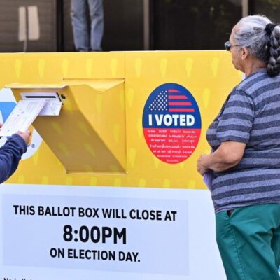 Eleitores inserem seus votos em urna na Califórnia às véspera da Super Terça