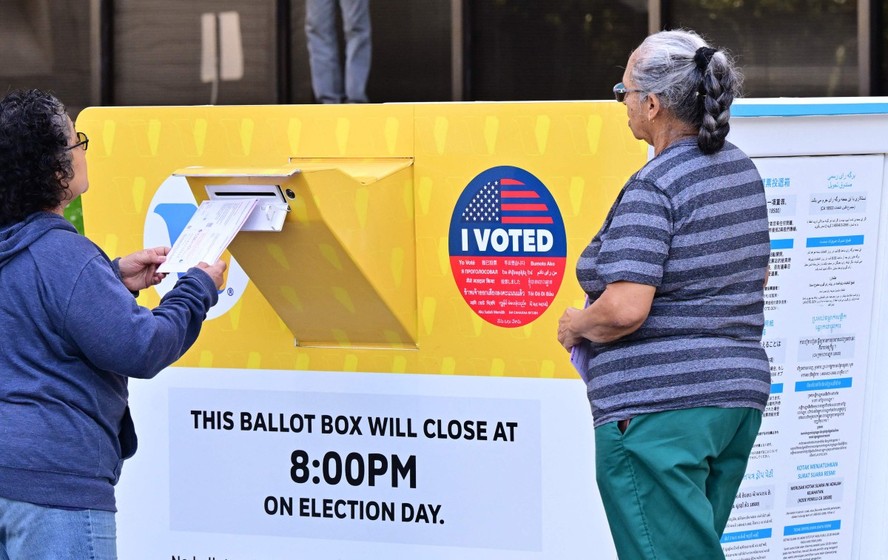 Eleitores inserem seus votos em urna na Califórnia às véspera da Super Terça