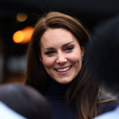 Kate Middleton, princesa de Gales, se reúne com moradores e funcionários durante uma visita ao Oxford House Nursing Home, em Slough, em 21 de fevereiro de 2023