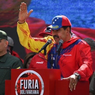 Nicolas Maduro fala a apoiadores durante comício em Caracas