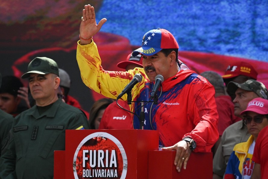 Nicolas Maduro fala a apoiadores durante comício em Caracas