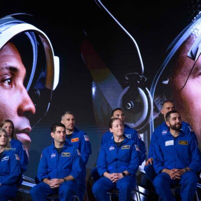 Candidatos a astronautas Artemis da NASA participam de sua cerimônia de formatura no Johnson Space Center em Houston, Texas, em 5 de março de 2024
