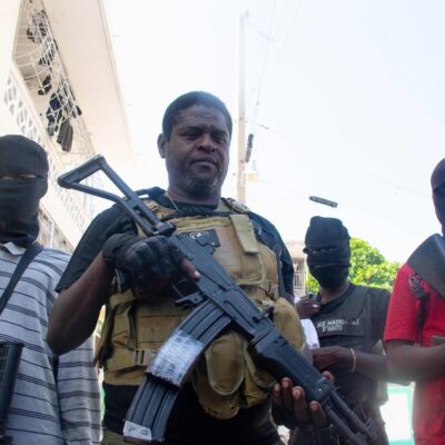 O líder de gangue armada no Haiti Jimmy 'Barbecue' Cherizier (no centro, sem máscara)