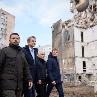 Presidente da Ucrânia, Volodymyr Zelensky (E) e premier da Grécia, Kyriakos Mitsotakis (C) caminham por área residencial destruída de Odessa