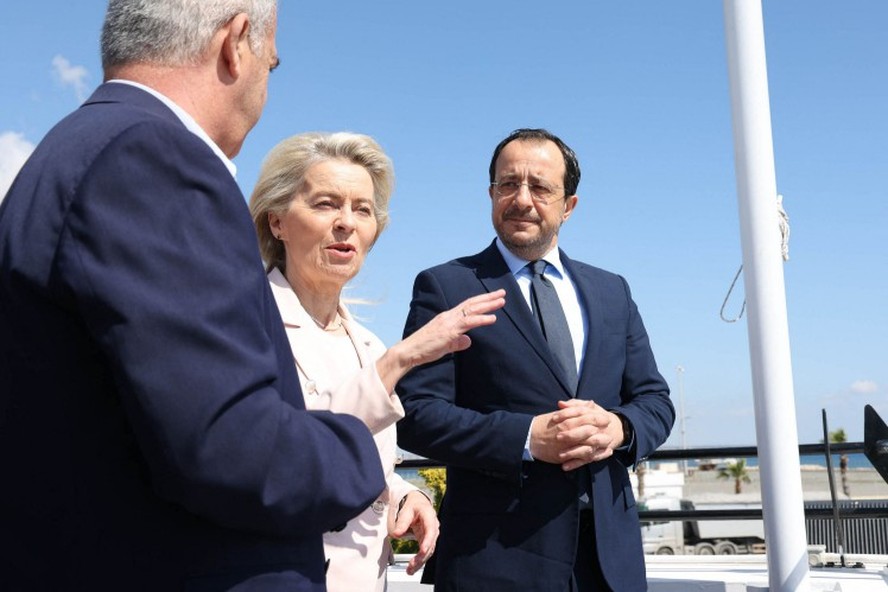 Presidente do Chipre, Nikos Christodoulides (dir.), e a presidente da Comissão Europeia, Ursula von der Leyen, inspecionando o porto de Lárnaca, no Chipre