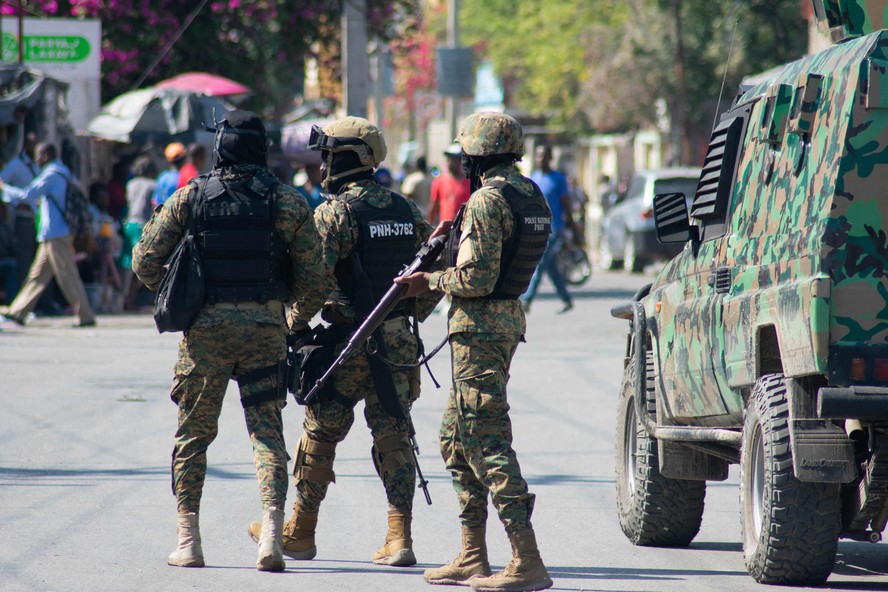 Policiais haitianos se posicionam em Porto Príncipe, Haiti.