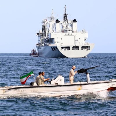 Embarcação iraniana e navio chinês durante exercício conjunto no Golfo de Omã