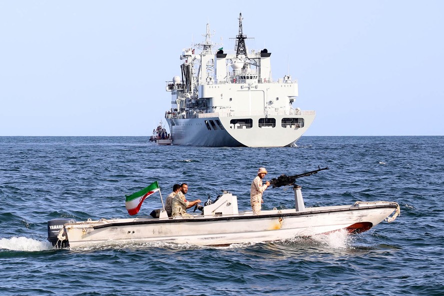 Embarcação iraniana e navio chinês durante exercício conjunto no Golfo de Omã