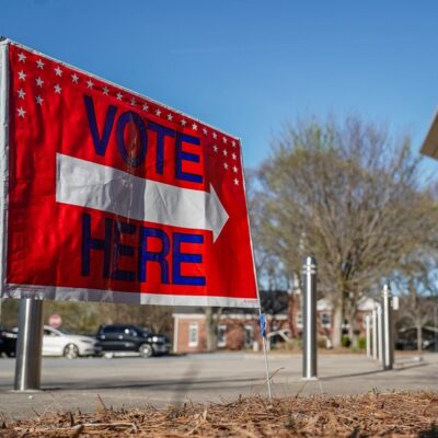 Cartaz indica o local de votação nas primárias democratas e republicanas em Atlanta, na Geórgia