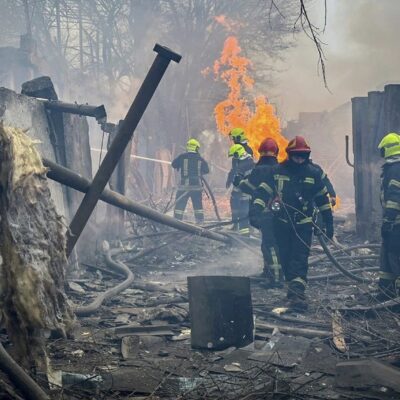 Bombeiros fazem operação de busca em escombros de prédio atingido por mísseis russos em Odessa