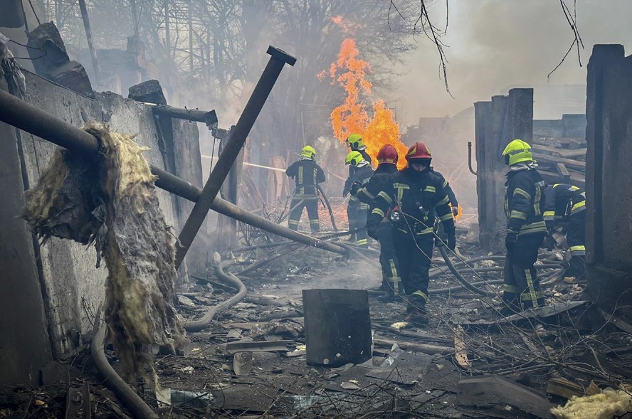 Bombeiros fazem operação de busca em escombros de prédio atingido por mísseis russos em Odessa