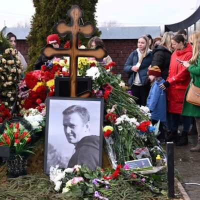 Pessoas prestam homenagem no túmulo do falecido líder da oposição russa Alexei Navalny no dia da eleição presidencial russa em Moscou