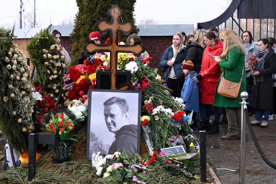 Pessoas prestam homenagem no túmulo do falecido líder da oposição russa Alexei Navalny no dia da eleição presidencial russa em Moscou