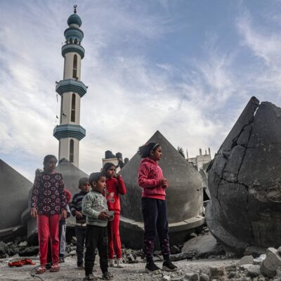 Crianças perto dos escombros de uma mesquita destruída por bombardeios israelenses em Rafah