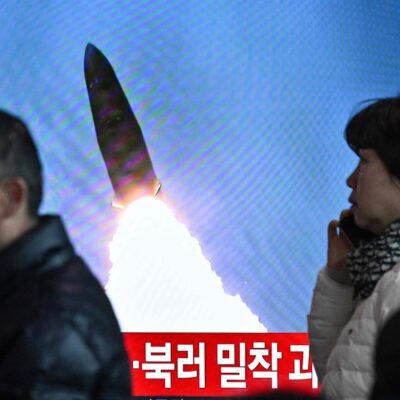 TV sul-coreana exibe noticiário com imagens de arquivo de um teste de míssil de Pyongyang
