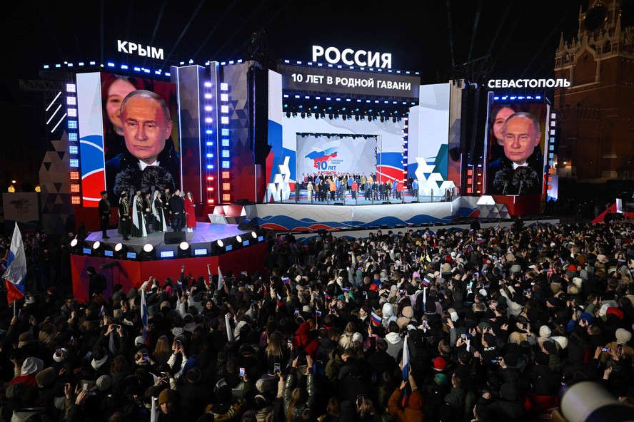 Putin discursa a apoiadores na Praça Vermelha, um dia após reeleição
