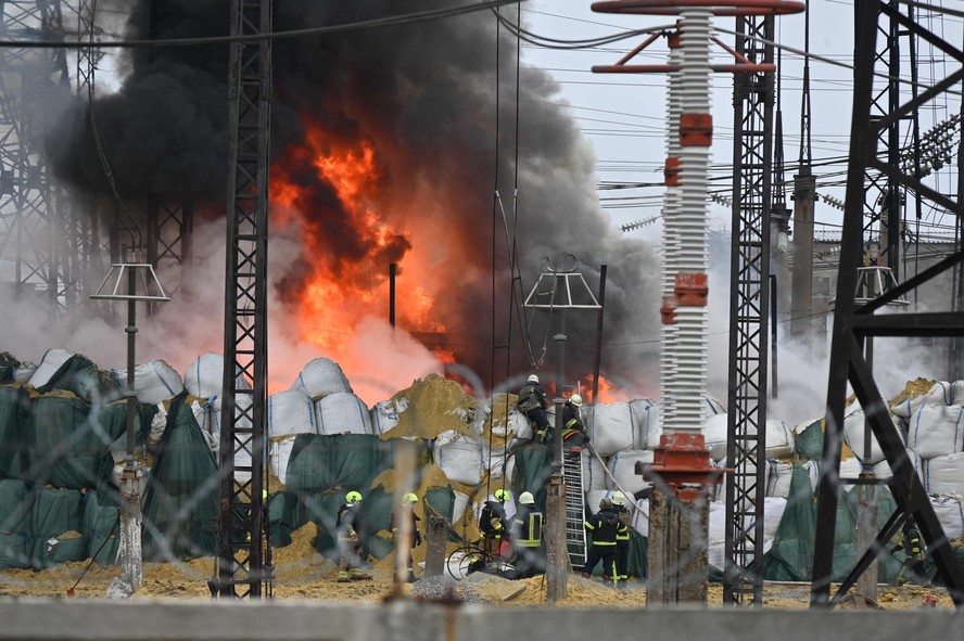 Subestação de energia de Kharkiv em chamas após bombardeio russo