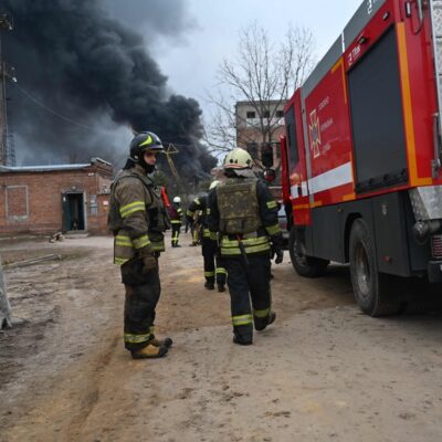 Bombeiros ucranianos combatem incêndio após bombardeio russo em Kharkiv