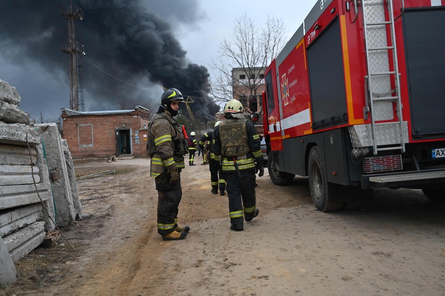 Bombeiros ucranianos combatem incêndio após bombardeio russo em Kharkiv