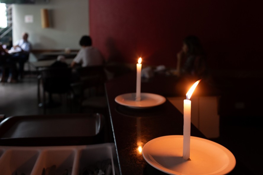 Restaurante no Copan abriu as portas sexta-feira, mas funcionou a luz de velas