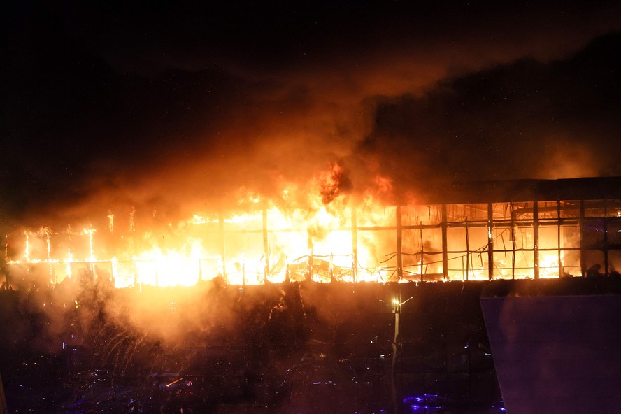 Incêndio consome o centro comercial Crocus City Hall, nos arredores de Moscou