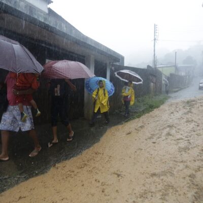 Moradores de Petrópolis fogem da chuva