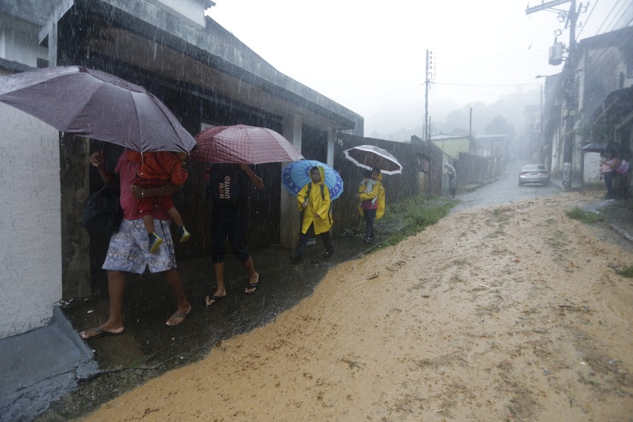 Moradores de Petrópolis fogem da chuva