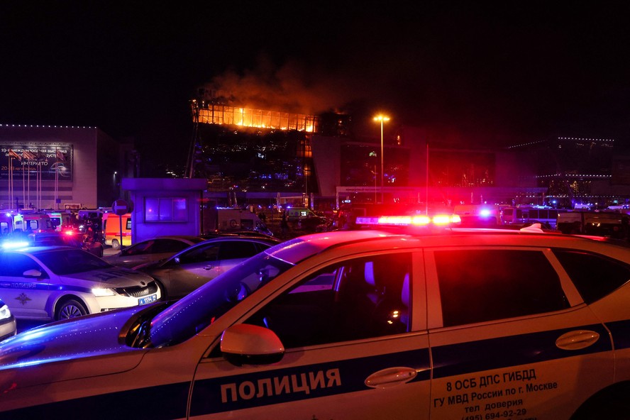 Serviços de emergência se reúnem diante do Crocus City Hall, nos arredores de Moscou