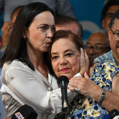 María Corina Machado (à esq.) e a candidata que a substituirá nas eleições venezuelanas, Corina Yoris (à dir.)