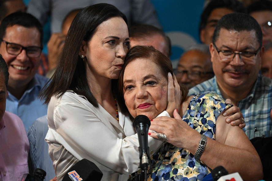 María Corina Machado (à esq.) e a candidata que a substituirá nas eleições venezuelanas, Corina Yoris (à dir.)