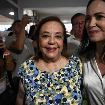 Corina Yoris (ao centro), substituta de María Corina Machado (à esq.) nas eleições na Venezuela