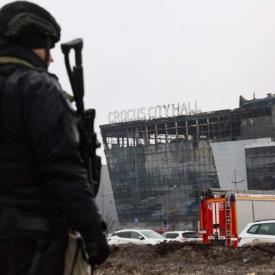 Forças de segurança patrulham entorno do Crocus City Hall, local do atentado terrorista reivindicado pelo Estado Islâmico nos arredores de Moscou