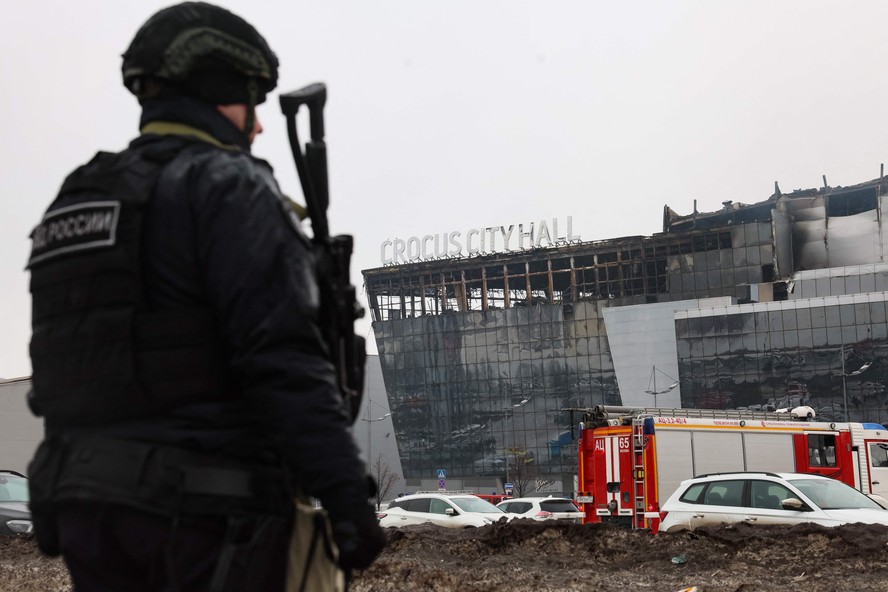 Forças de segurança patrulham entorno do Crocus City Hall, local do atentado terrorista reivindicado pelo Estado Islâmico nos arredores de Moscou