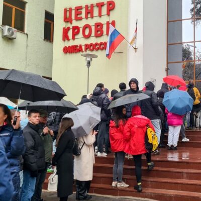 Pessoas fazem fila em unidade de saúde para doar sangue a vítimas de ataque a casa de shows nos arredores de Moscou